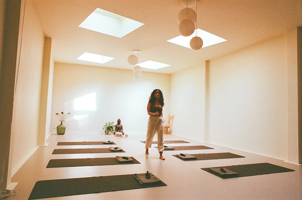 Lisa van der Linden, founder van TUMI, tijdens een coachingsmoment in haar studio in Amsterdam